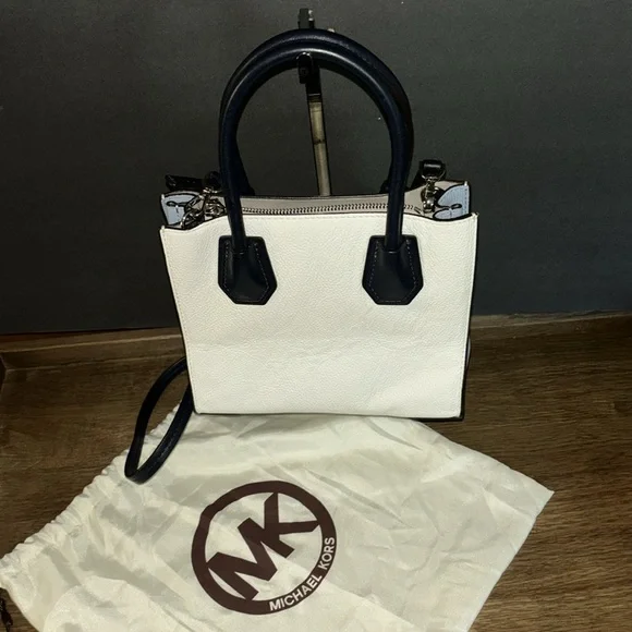 MICHAEL KORS CROSSBODY EUC WITH DUSTBAG - Picture 3 of 8